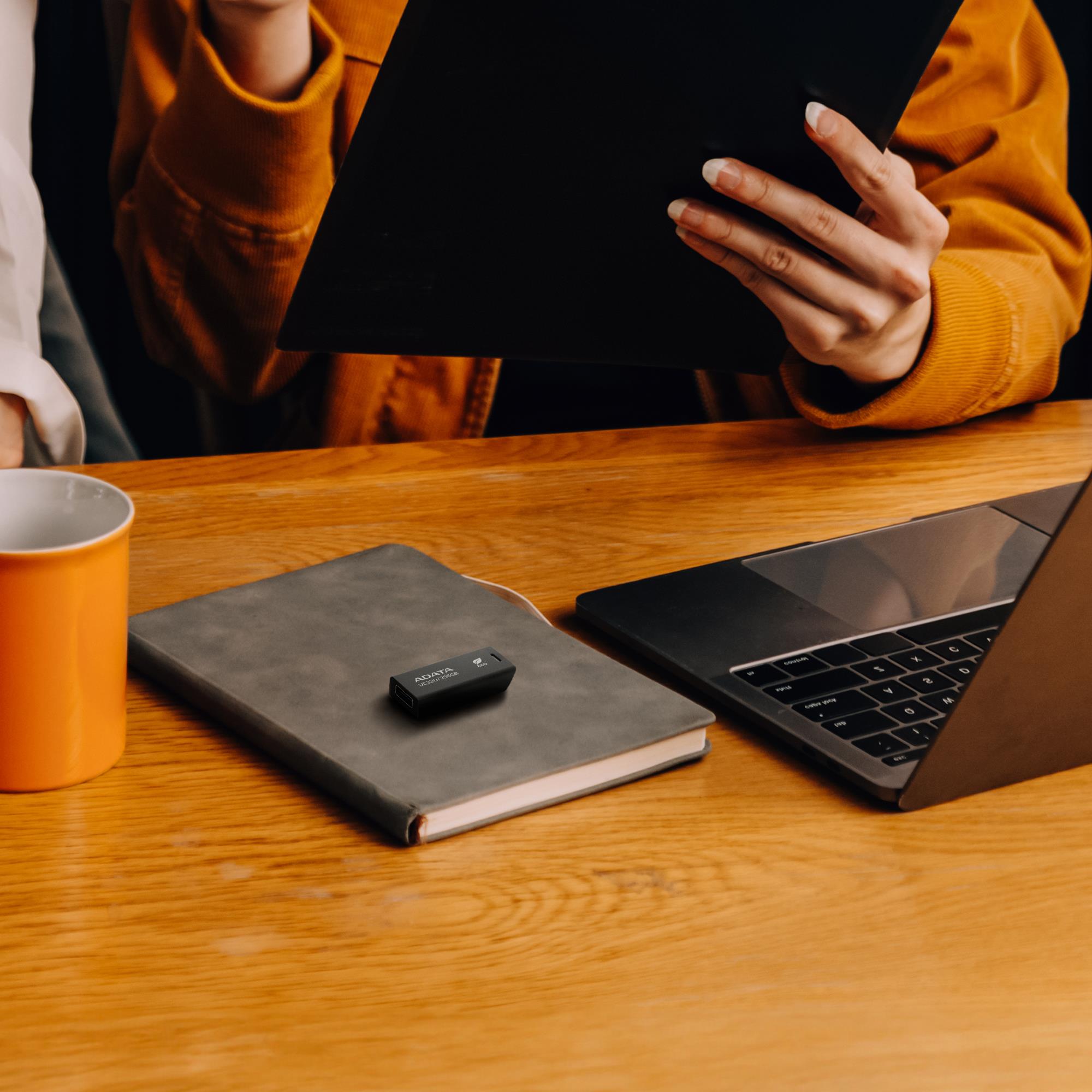 MEMORY DRIVE FLASH USB3.2 256G/BLACK UC320-256G-RBK/BK ADATA - Image 9